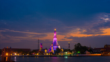 Fototapeta na wymiar Wat arun temple of dawn sunset colorful sky cloud