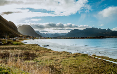 Plaża Rambergstranda na wyspie Flakstadøya należącej do archipelagu Lofoty w Norwegii © Dreamnordno