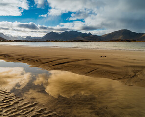 Plaża Rambergstranda na wyspie Flakstadøya należącej do archipelagu Lofoty w Norwegii © Dreamnordno