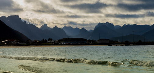 Plaża Rambergstranda na wyspie Flakstadøya należącej do archipelagu Lofoty w Norwegii © Dreamnordno