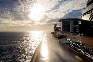 Sonnenliegen auf Luxus Kreuzfahrtschiff - Sun loungers and deck chairs on luxury oceanliner,...