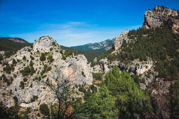 Views of the entire Sierra de Segura and the villas where you can see the mountains and the blue sky.
