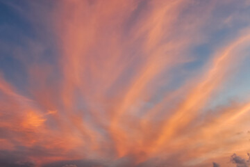 夕日で赤く染まる雲、太平洋