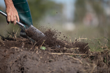 Una persona trabajando la tierra con su pala