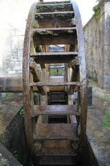 Fototapeta na wymiar Moulin roue à aubes marteau hydraulique 