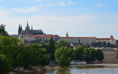 Fototapeta na wymiar vistas sobre el centro historico de la ciudad de Praga, republica checa