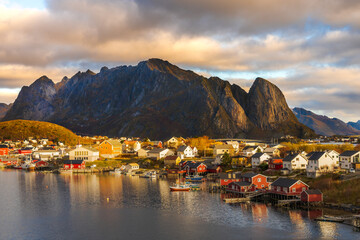 Widok na wyspie Moskenoya, należącej do archipelagu Lofoty w Norwegii	 - obrazy, fototapety, plakaty