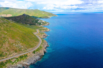 Fototapeta na wymiar Luftbild der Küste Korsikas, kurvenreiche Straßen und Buchten am Mittelmeer. Cap Corse. Küste Golf von Aliso. Korsika Haut-Corse Frankreich