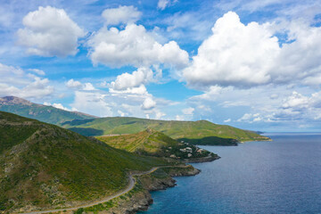 Drohnenblick auf die Küste Korsikas,  Felsklippen am Mittelmeer. Cap Corse, Korsika, Golf von Aliso, Frankreich