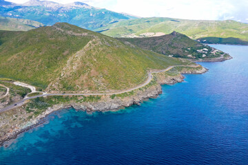 Luftbild der Küste Korsikas, kurvenreiche Straßen und Buchten am Mittelmeer. Cap Corse.  Küste...