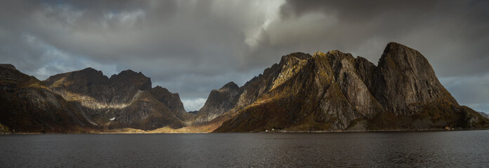 Widok na wyspie Moskenoya, należącej do archipelagu Lofoty w Norwegii	