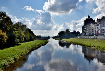 Fototapeta premium Wolkenspiegelung in der Elz in Riegel
