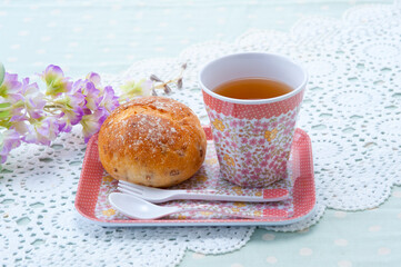 花柄のカップとパン