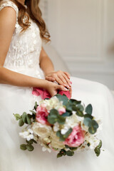 Obraz na płótnie Canvas bride holding the beautiful wedding bouquet in studio interior