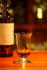 グラスに入ったウイスキーとビン