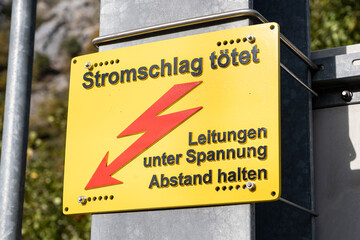 Warnung beim Bahnhof Leuk: "Stromschlag tötet", Kanton Wallis, Schweiz