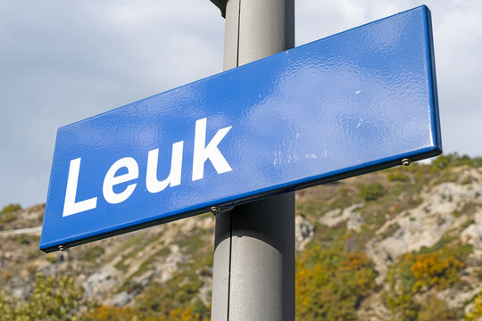 Ortsschild beim Bahnhof "Leuk", Kanton Wallis, Schweiz