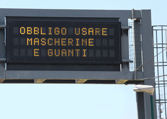Pannel with italian text that means obligation to use surgical m