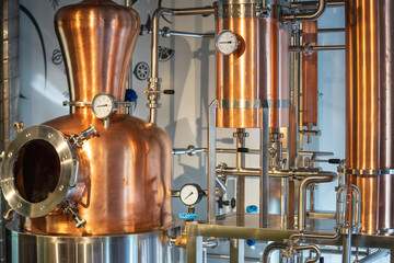 Copper vacuum still for distillation performed under reduced pressure for gin production