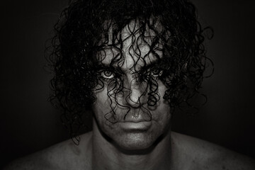 portrait homme blanc 40 50 35 ans cheveux long bouclé noir garçon © fabrice