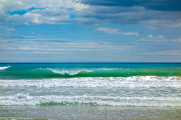 Ola rompiendo contra el viento en la playa de Dénia