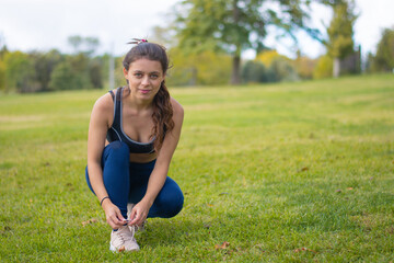 Retrato de una chica bastante joven fitness  al aire libre en un parque