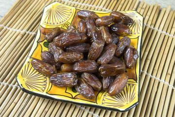 plat de dattes séchées sur une table