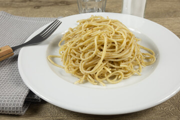 assiette de spaghettis sur une table