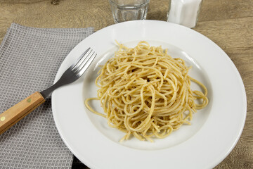 assiette de spaghettis sur une table