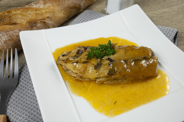 filet de maquereau grillé dans une assiette	