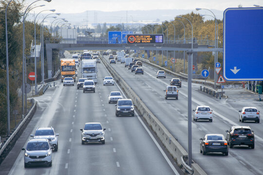 Coches en carretera con tr&aacute;fico denso