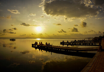 people watching the sunset in the Albufera of Valencia