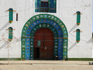 Eingang der Kirche San Juan in Chamula, Mexiko