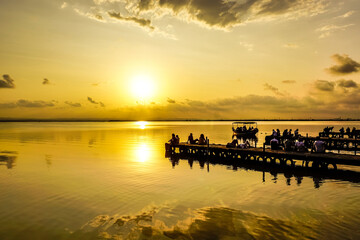Obraz premium people watching the sunset in the Albufera of Valencia