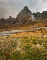 Wyspa Flakstadøya nalerząca do Archipelagu Lofoty w okręgu Nordland w Norwegii © Dreamnordno