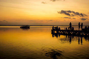 people watching the sunset in the Albufera of Valencia