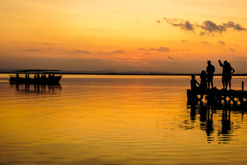 people watching the sunset in the Albufera of Valencia