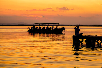 people watching the sunset in the Albufera of Valencia