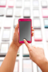 スマートフォンを持つ手