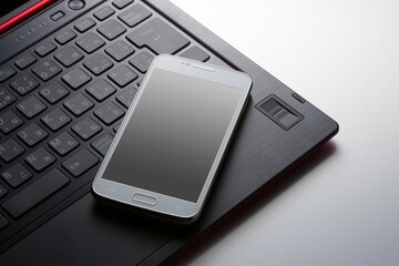 スマートフォンとノートパソコン © Paylessimages