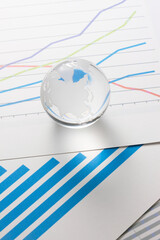 地球儀とグラフ資料