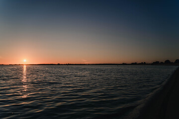 Sonnenuntergang über Wasser