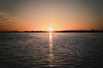 Sonnenuntergang über Wasser