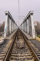 Fototapeta na wymiar Perspective on the railway bridge
