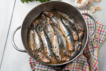 Pentola con deliziose sarde in umido 