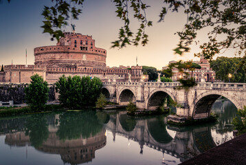 Castel sant'angelo all'alba, con vista su ponte sant angelo