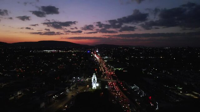 Atardecer en ciudad con mucho trafico vista aerea