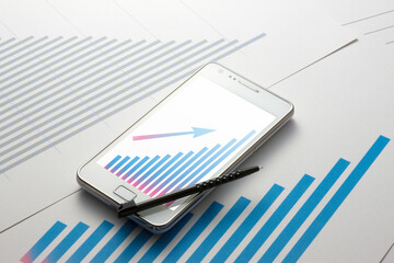 スマートフォンとグラフ資料