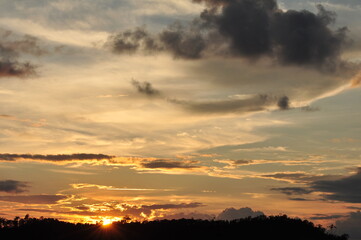 Fototapeta premium Beautiful golden yellow sky and sun