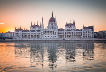 Obraz premium Parliament in Budapest at sunrise, Hungary